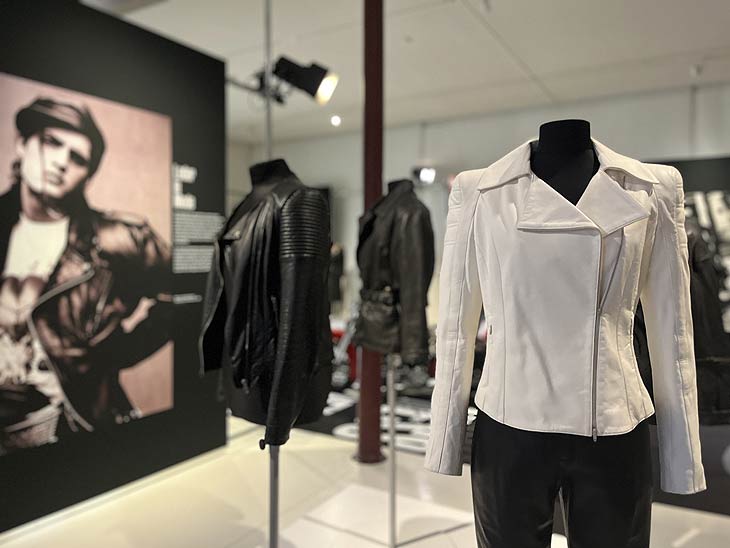 Um "Die Lederjacke" geht es in einem Segement der Sonderausstellung „Coolness. Inszenierung von Mode im 20. Jahrhundert“ im tim Augsburg (©Foto: Martin Schmitz)